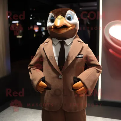 Produktbild von Brauner REDBROKOLY Pinguin Maskottchen Kostüm charakter bekleidet mit einer Anzugjacke und Ohrringen