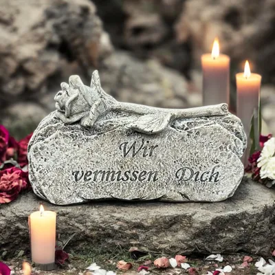 Produktbild von eberin · Gedenkstein mit Rose und Inschrift „Wir vermissen Dich“ – Würdevolle Erinnerung für die Grabstätte · Grabstein in antikem Grau ·
