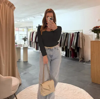 Produktbild von Body mit U-Boot-Ausschnitt „Karla“ Schwarz – Druckknöpfe, Onesize (XS-XL), eleganter Damenbody, Bodies für Frauen