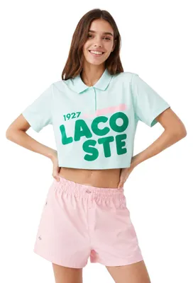 Imagen del producto de Camiseta de mujer Lacoste, corte holgado, con estampado, polo clásico, modelo crop top, color verde menta, talla XS