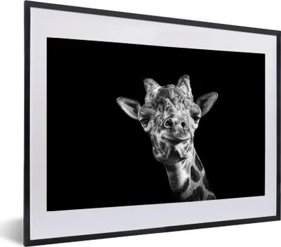 Produktbild von MuchoWow® MuchoWow® Gerahmtes Poster Giraffe vor schwarzem Hintergrund in schwarz und weiß 60x40 cm - Poster mit zchwarzem Bilderrahmen - Schlafzimmer - Plakat in Rahmen - Drucken