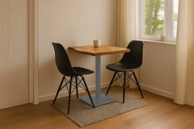 Produktbild von Bistrotisch Iris, Akazienholz massiv + naturfarben, echte Baumkante, Baumkantentisch mit Stempelfuß aus Eisen Silber, Säulentisch/Esstisch 70x70 cm