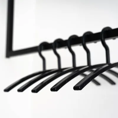 Produktbild von HOME DELUXE - Kleiderbügel RACK - Schwarz, 47 x 2 x 18 cm, Kunststoff mit Samtstoff bezogen I Kleiderbügel-Set Garderobenhaken Kleideraufhänger (10er Set)