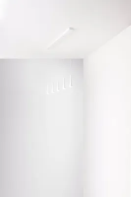 Productafbeelding van Moderne hanglamp van matwit metaal, met een 35-watt LED-strip, warmwit licht (3000 K), en in hoogte verstelbaar tot 250 cm - Perenz