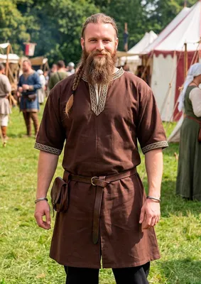 Produktbild von Klassische Wikinger Tunika braun "Arvid" mit Knotenmuster, kurzarm S