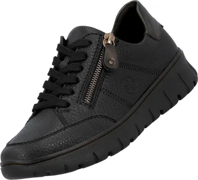 Das Bild zeigt einen schwarzen Freizeitschuh der von der Seite betrachtet wird. Der Schuh hat ein modernes Design mit einer sportlichen Silhouette und einer griffigen Sohle.