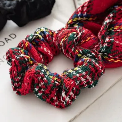 Produktbild von 2 elastische Haargummis mit weihnachtlichem Schottenmuster für Damen und Mädchen