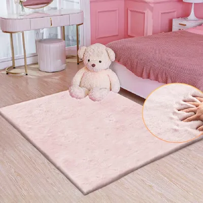 Zdjęcie produktu dla Miękki dywan z sztucznego futra, kolor różowy, wymiary 90x150 cm, idealny jako dywanik pod łóżko, do pokoju dziecięcego lub salonu, można prać
