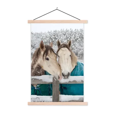 Produktbild von MuchoWow® Textilposter Pferde - Decke - Schnee 60x90 cm mit holzfarbenen Rahmen - Textil