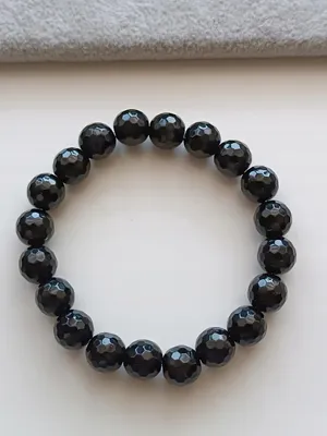 Image de BRACELET NOIR SUR BANDE ELASTIQUE AVEC PIERRE ONYX FACETTÉE 10 mm