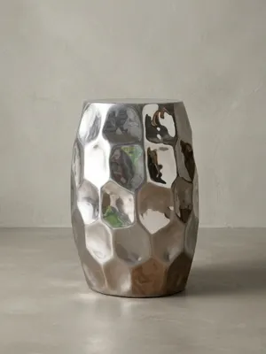 Produktbild von Orientalischer Beistelltisch "Enns": Hammerschlag-Design, Aluminium, pflegeleicht. Silber, 30x30x47 cm | Kadima Design