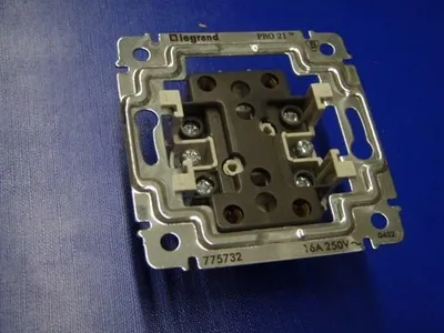 Obrázok produktu pre Dvojitá zásuvka pod omietku bez uzemnenia, mechanizmus Sistena Life