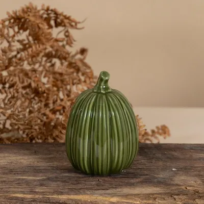 Produktbild von Handgefertigter skandinavischer Keramikkürbis Tranhult grün glänzend 6 x 9 cm