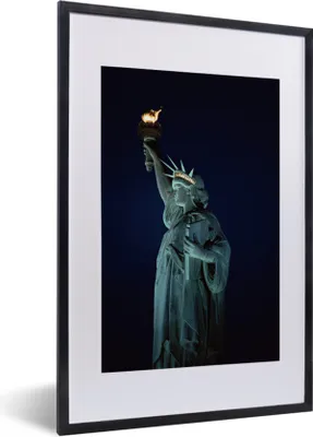 Produktbild von MuchoWow® MuchoWow® Gerahmtes Poster Beleuchtete Freiheitsstatue bei Nacht in New York Amerika 40x60 cm - Poster mit zchwarzem Bilderrahmen - Poster in Rahmen