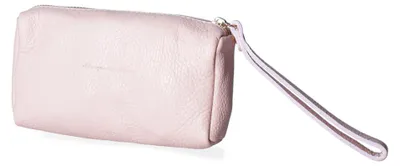 Image de Pochette pour femmes en cuir rose, avec fermeture éclair et anse, fabriquée en Italie