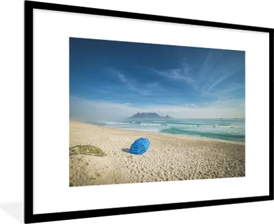 Produktbild von MuchoWow® Gerahmtes Poster Weißer Strand mit dem Tafelberg in der Ferne in Südafrika 90x60 cm - Poster mit Schwarzem Bilderrahmen Wandposter Rahmen Foto Bilder - Wanddekoration - Fotos
