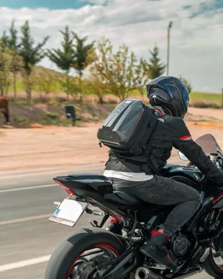 Immagine prodotto di Borsa posteriore impermeabile per moto - spazio di archiviazione espandibile - 24-35 l