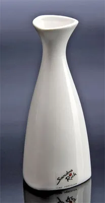Produktbild von SANDRA RICH, Porzellan- VASE "TRIANGLE" 14cm. Vase Creme WEISS.