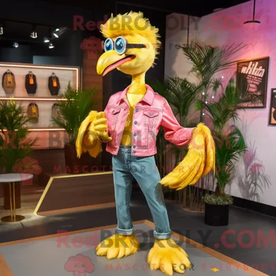 Produktbild von Goldener REDBROKOLY Flamingo Maskottchen Kostüm Charakter gekleidet mit Jeans und Haarnadeln