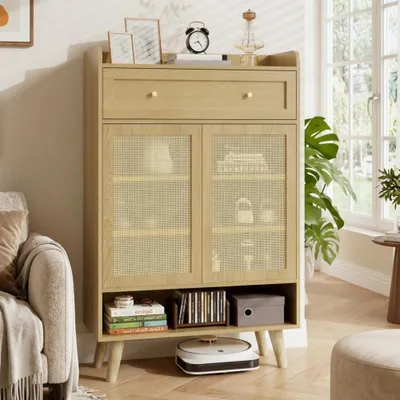 Image de Commode en rotin avec double porte, 4 étagères, 1 tiroir et une étagère ouverte en partie supérieure. Idéale pour l'entrée ou le salon. Dimensions : 80 x 105 x 35 cm.