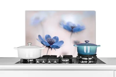 Obrázok produktu pre KitchenYeah® Kuchynský splashback - Kuchynský splashback - Ochrana steny sporáka a drezu - Kozmos - Kvety - Príroda - Modrá 70x50 - Alu-Dibond (alternatíva skleneného splashbacku) - Tepelne odolný - Splashback na sporák - Kuchyňa