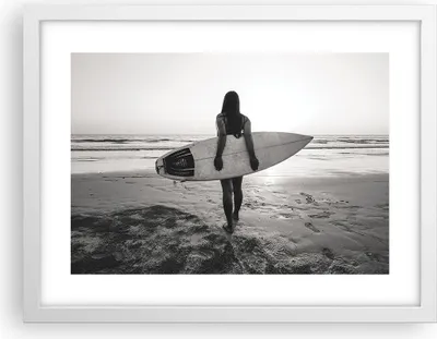 Produktbild von Gerahmtes Poster - Weißer Rahmen - Frau Strand Surfen - 40x30 cm - Wand Bild - Wanddeko - Wandbilder - Kunstposter - Wandposter - Bilderrahmen - Bilder - Kunstdruck - Wanddekoration - P2WAA40x30-5036