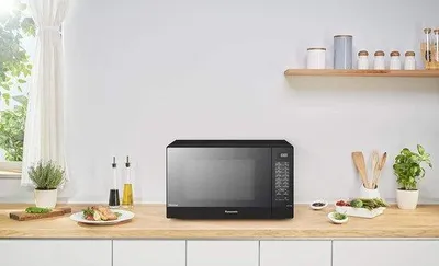 Zdjęcie produktu dla Kompaktowa kuchenka mikrofalowa 1000 W, 31 l, z funkcją automatyczną, czarna