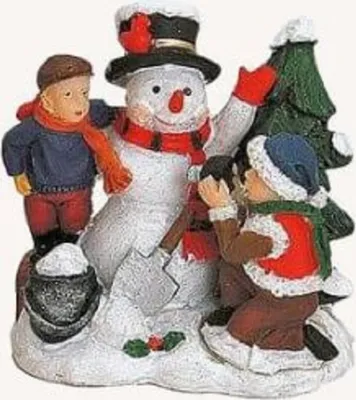 Schneemann der von zwei Kindern umgeben ist. Eines der Kinder hilft beim Schmücken des Schneemanns.