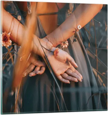 Produktbild von Bilder auf glas - Einteilig - Frau Hände Wiese - 70x70cm - Glasbilder - Wandbilder - Bilder - zum Aufhängen bereit - Wanddekoration aus Glas - Glas Bilder - Wandbild auf Glas - GAC70x70-5126