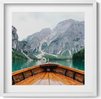 Produktbild von Blick von einem Boot auf einem Bergsee– Wandbild mit Rahmen – Gerahmtes Bild  – Wanddekoration – 50x50 cm –  Weiß Rahmen