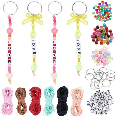 Immagine prodotto di Kit per creare portachiavi, confezione da 20 pezzi, con perline a forma di lettera e cuore, cordoncino di cotone acrilico