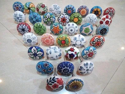 Zdjęcie produktu dla 20 ceramicznych gałek w stylu vintage z motywem kwiatowym, białe, do szuflad