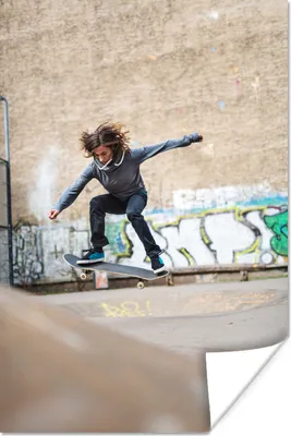 Produktbild von MuchoWow® Poster Ein Mädchen macht einen Stunt mit ihrem Skateboard 20x30 cm - Papierdruck