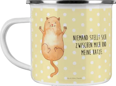 Produktbild von Mr. & Mrs. Panda Emaille Tasse Katze Umarmen - Gelb Pastell - Geschenk, Campingbecher, Katzen, Teetasse, Liebe, becher, Freundin, Pott, Cat