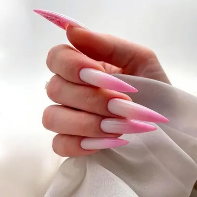 Image de Ongles artificiels en forme de stiletto, couleur blanche laiteuse avec un dégradé rose, longs, avec colle pour ongles, en ABS