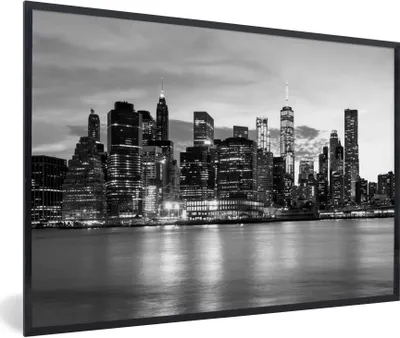 Produktbild von MuchoWow® Gerahmtes Poster New York Skyline in den Abend - schwarz und weiß 90x60 cm - Poster mit Schwarzem Bilderrahmen Wandposter Rahmen Foto Bilder - Fotorahmen - Foto-Plakat