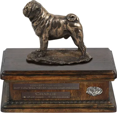 Obrázek produktu pro Mops - urna na psie popel, personalizovaná urna s soškou, dřevěná urna se psem od značky Art-Dog