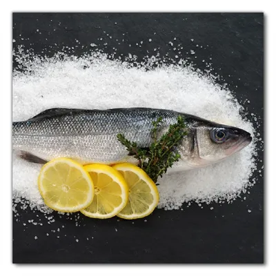 Produktbild von Wallario selbstklebende Möbelfolie/ Tischdecke für Innen und Außen, Größe: 100 x 100 cm - Fischmenü - Frischer Fisch auf Salz mit Zitronen