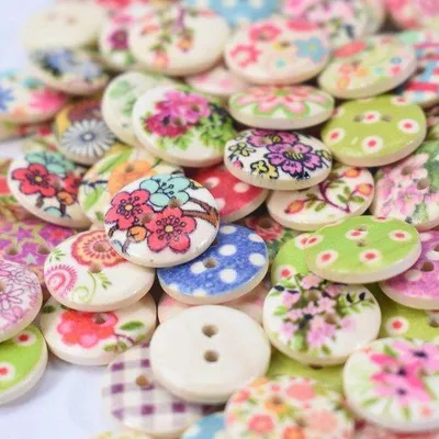 Immagine prodotto di 100 bottoni assortiti da 15 mm - fiori colorati, quadretti e pois - ideali per il cucito e il bricolage