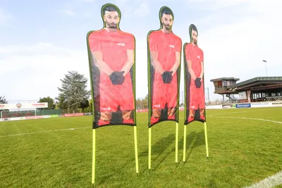 Produktbild von 3er-Set Flexible Schaufensterfiguren aus bedrucktem Polyester - Farbe ROT - Schaufensterfigur Freistoß Fußball