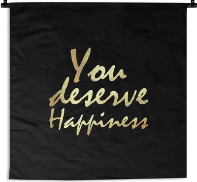 Produktbild von MuchoWow® Wandteppich Wandbehang Zitate - Glücklich - Gold - Schwarz 150x150 cm Tapisserie Dekoration Wandtuch - Wohnaccessoires - Modernes