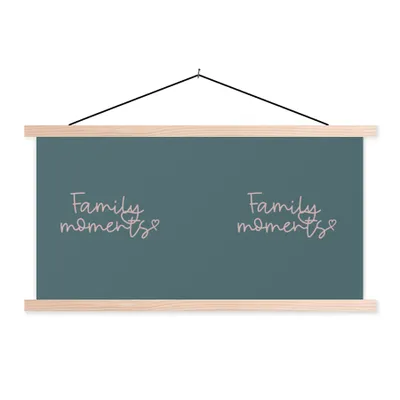 Produktbild von MuchoWow® Textilposter Sprichwörter - Zitate - Familienmomente 120x60 cm mit holzfarbenen Rahmen - Klemmleiste