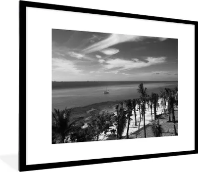 Produktbild von MuchoWow® MuchoWow® Gerahmtes Poster Meer in der Nähe der Insel Isla Mujeres - Schwarz und weiß 80x60 cm - Poster mit zchwarzem Bilderrahmen - Schlafzimmer-Dekorationen - Fotoposter