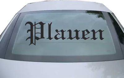 Produktbild von Indigos UG - Aufkleber Heckscheibe & Motorklappe DE6558 - schwarz - 600x179 mm - Stadt Plaün - Auto Scheiben Fenster Heckklappe Tuning Racing JDM - Die cut