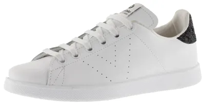 Imagen del producto de Victoria, zapatillas de tenis de corte bajo, cuero y detalles con brillo, tacón y logo perforado, modelo 1125104, para mujer