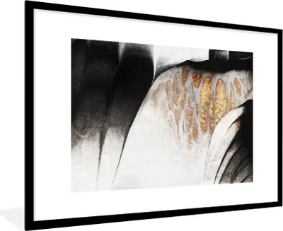 Produktbild von MuchoWow® Gerahmtes Poster Gold - Abstrakt - Design 90x60 cm - Poster mit Schwarzem Bilderrahmen Wandposter Rahmen Foto Bilder - Wanddekoration - Fotos
