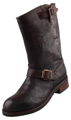 Der Stiefel ist braun und weist eine strukturierte Oberfläche auf. Das Bild zeigt den Stiefel von der linken Seite.