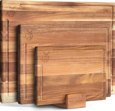 Produktbild von WALDWERK Schneidebrett 3er Set (40x30 / 33x24 / 26x18cm) aus massiver Akazie - Schneidebretter mit Brettständer - 2cm dicke Holzbretter mit Saftrille - Design Schneidebrett Set