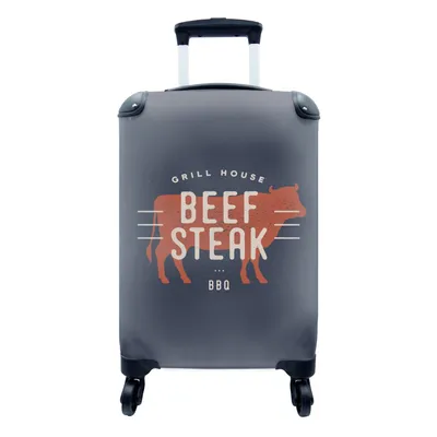 Produktbild von MuchoWow® Koffer Handgepäck Trolley Rollkoffer Kleine Reisekoffer mit 4 Rollen - BBQ - Mancave - Steak - Cabin Size < 55x40x23 cm & 55x40x20 cm - Fotokoffer - Kabinenkoffer - Boardgepäck - Reise-Box - Reisekoffer - Reisegepäck - Koffer mit Bild - Trolley für Kinder