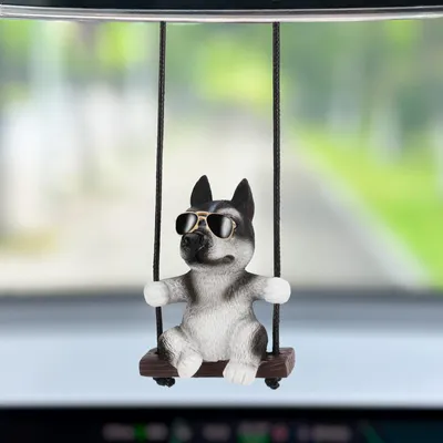 Imagen del producto de Adorno para espejo retrovisor en forma de perro, diseño puntiagudo, colores variados, ideal para decorar el interior del coche